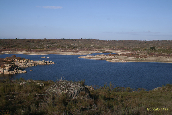 Albufeira da Póvoa. Enquadrada por blocos de granito e carvalhais de carvalho-negral, esta barragem situa-se numa zona especialmente rica e com uma envolvente de grande beleza.